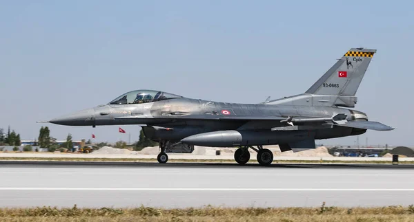 Fighter Aircraft startuje z letiště Konya — Stock fotografie