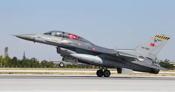 Aviones de combate aterrizando al aeropuerto de Konya — Foto de Stock