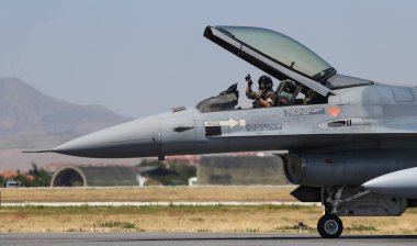 Konya Havaalanı 'nda avcı uçağı taksisi