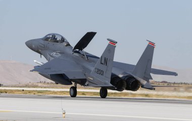 Savaş uçakları Konya Havaalanına iniyor.