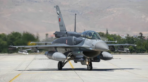 Fighter Aircraft taxi in Konya Aeropuerto — Foto de Stock