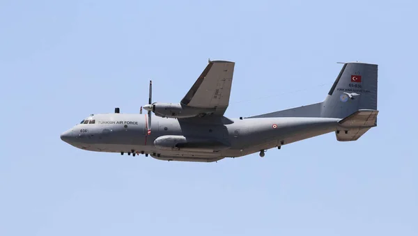 Avion cargo dans l'aéroport de Konya — Photo