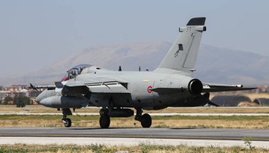Konya Havaalanı 'nda avcı uçağı taksisi