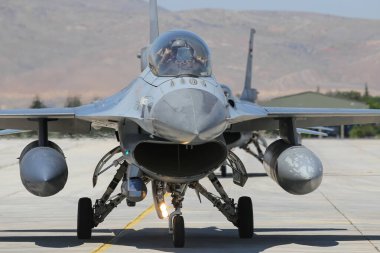 Konya Havaalanı 'nda avcı uçağı taksisi