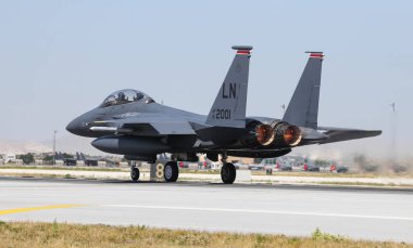 Avcı uçağı Konya Havaalanı 'ndan havalanıyor.