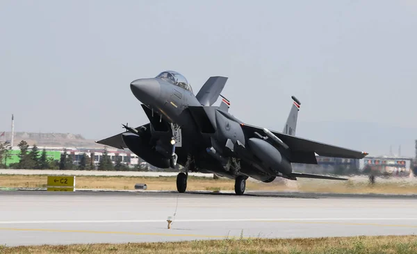 Aviones de combate aterrizando al aeropuerto de Konya — Foto de Stock