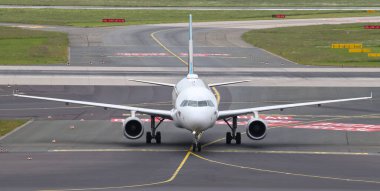 Düsseldorf Havaalanında Uçak Taksi