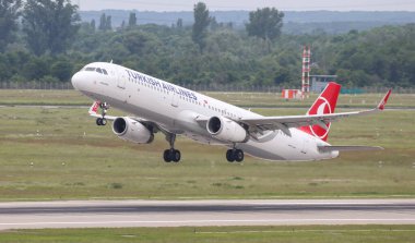 Uçak Düsseldorf Havaalanı'ndan Kalkıyor