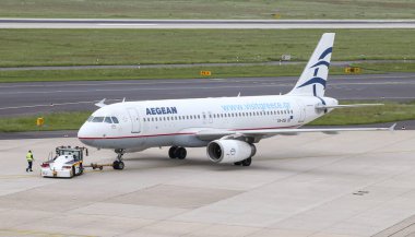 Düsseldorf Havaalanı'nda Uçak Geri Püskürtün