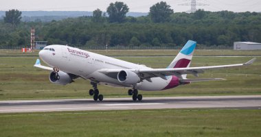 Uçak Düsseldorf Havaalanı'ndan Kalkıyor