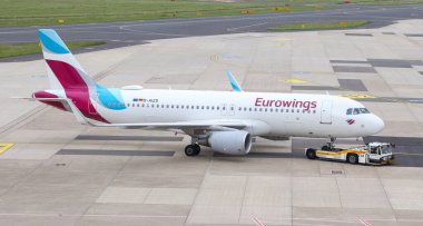 Düsseldorf Havaalanı'nda Uçak Geri Püskürtün