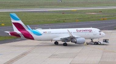 Düsseldorf Havaalanı'nda Uçak Geri Püskürtün