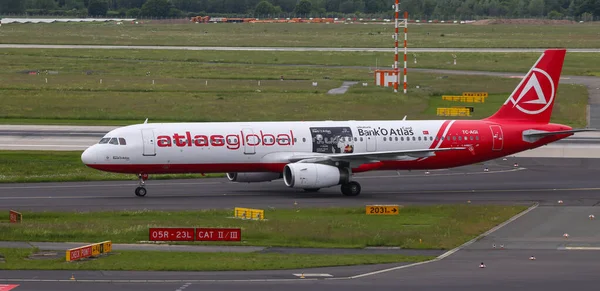 Airplane Taxi in Dusseldorf Airport — Stock Photo, Image