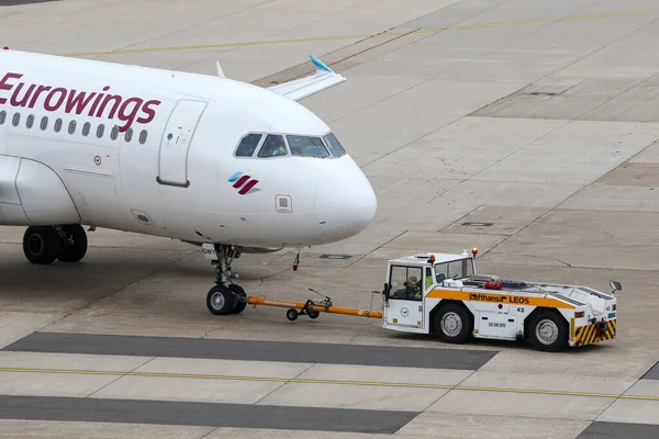 Letadlo se vrací na letiště Dusseldorf — Stock fotografie