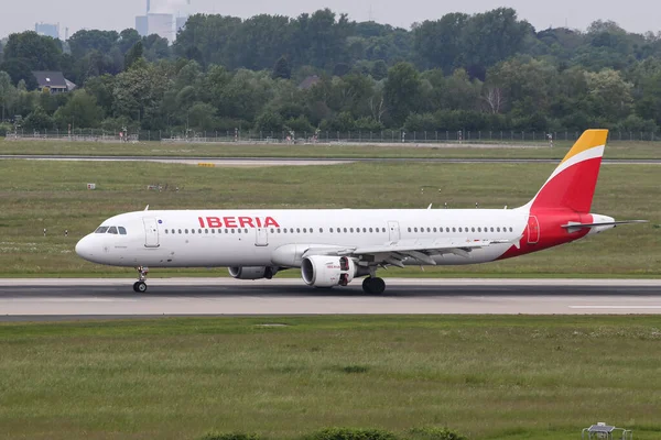 Taxi de avión en Dusseldorf Aeropuerto — Foto de Stock