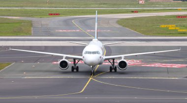 Düsseldorf Havaalanında Uçak Taksi