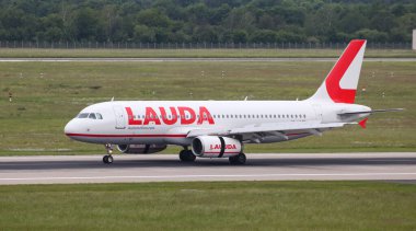 Düsseldorf Havaalanında Uçak Taksi