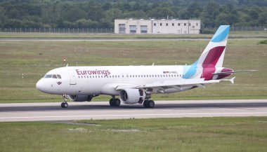 Düsseldorf Havaalanında Uçak Taksi