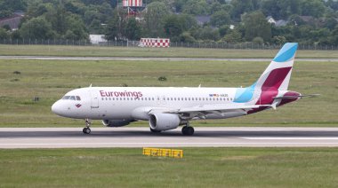 Düsseldorf Havaalanında Uçak Taksi