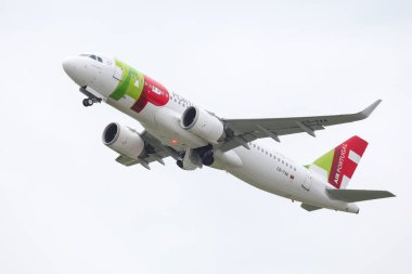 Uçak Düsseldorf Havaalanı'ndan Kalkıyor