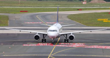 Düsseldorf Havaalanında Uçak Taksi
