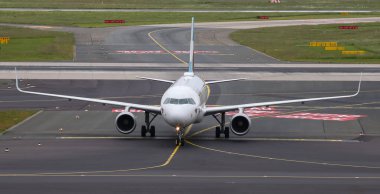 Düsseldorf Havaalanında Uçak Taksi
