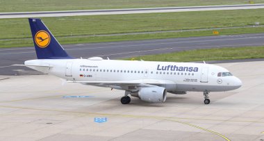 Düsseldorf Havaalanında Uçak Taksi