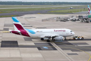 Düsseldorf Havaalanı'nda Uçak Geri Püskürtün