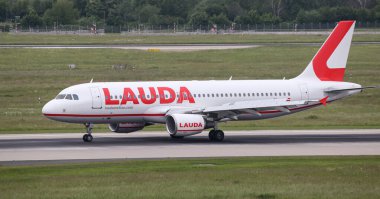 Düsseldorf Havaalanında Uçak Taksi