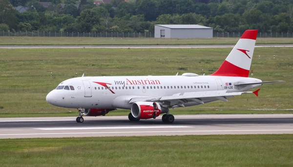 Airplane Taxi in Dusseldorf Airport — Stock Photo, Image