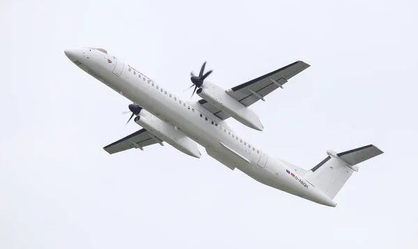 Aereo decolla dall'aeroporto di Dusseldorf — Foto Stock