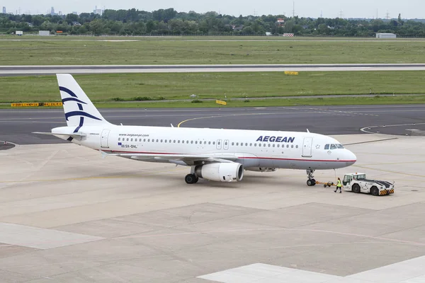Avião Empurre de volta no Aeroporto de Dusseldorf — Fotografia de Stock