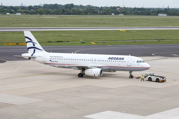 Airplane Push Back in Dusseldorf Airport — Stock Photo, Image