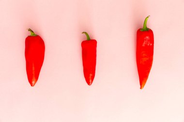 Pembe Arkaplanda İki Kırmızı Kağıt İzole Edildi