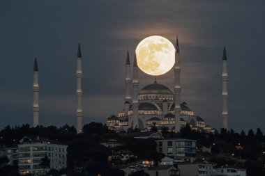 İstanbul City, Türkiye 'deki Camlica Camii üzerinde ay doğumu
