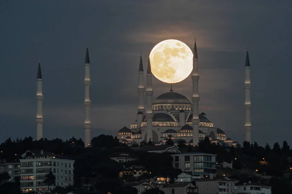 Moonrise Sulla Moschea Camlica Istanbul Turchia — Foto Stock