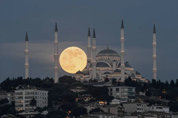Moonrise Sulla Moschea Camlica Istanbul Turchia — Foto Stock