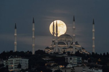 İstanbul City, Türkiye 'deki Camlica Camii üzerinde ay doğumu