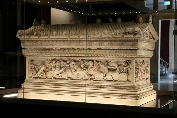 土耳其伊斯坦布尔市伊斯坦布尔考古博物馆的Alexander Sarcophagus — 图库照片