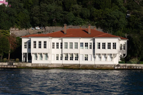Edifício Bosphorus Strait Side Istambul City Turquia — Fotografia de Stock