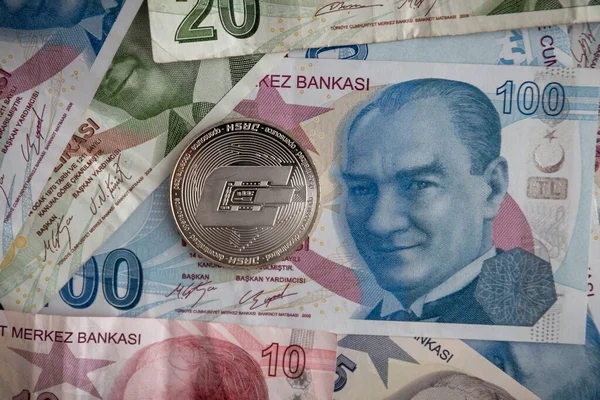 Ett Gäng Olika Turkiska Lira Sedlar Och Dash Coin — Stockfoto