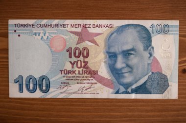 Tahta Arkaplan Üzerine 100 Türk Lirası İzole Edildi