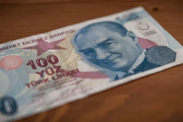 Izolacja 100 Turecki Banknot Lira Tle Drewnianym — Zdjęcie stockowe