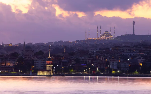 Torre Das Donzelas Mesquita Camlica Istambul Turquia — Fotografia de Stock