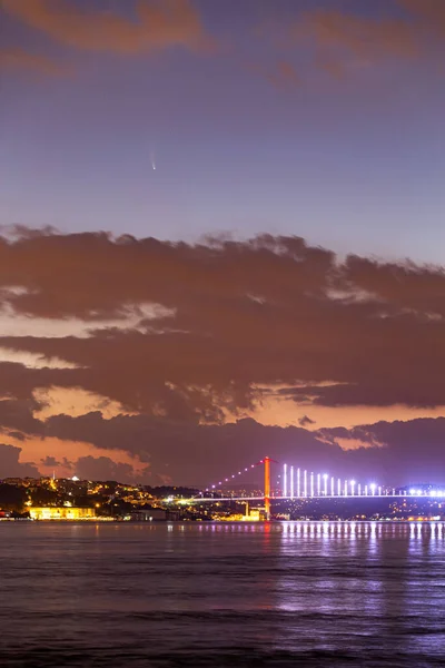 Cometa Neowise Parece Estar Sobre Ciudad Estambul Turquía —  Fotos de Stock