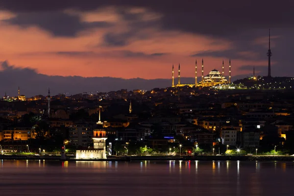 Πύργος Και Τζαμί Καμλίκα Στην Πόλη Της Κωνσταντινούπολης Τουρκία — Φωτογραφία Αρχείου