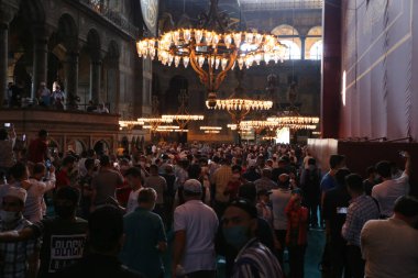 İSTANBUL, TURKEY - 01 Ağustos 2020: İnsanlar camiye dönüştükten sonra Ayasofya 'yı ziyaret edip dua ediyorlar
