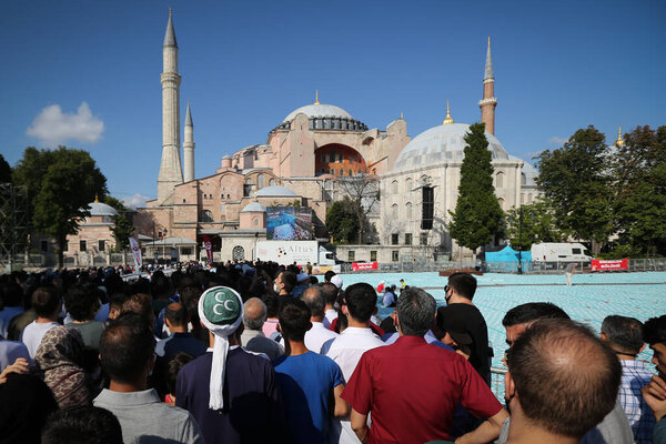 СТАНБУЛ, ТУРЦИЯ - 01 АВГУСТА 2020: Люди посещают и молятся Святой Софии после ее превращения в мечеть
