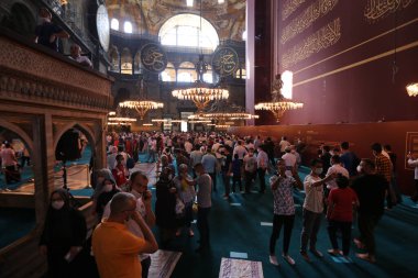 İSTANBUL, TURKEY - 01 Ağustos 2020: İnsanlar camiye dönüştükten sonra Ayasofya 'yı ziyaret edip dua ediyorlar