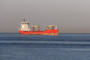 Limanlar arasında mal taşıyan bir kargo gemisi.